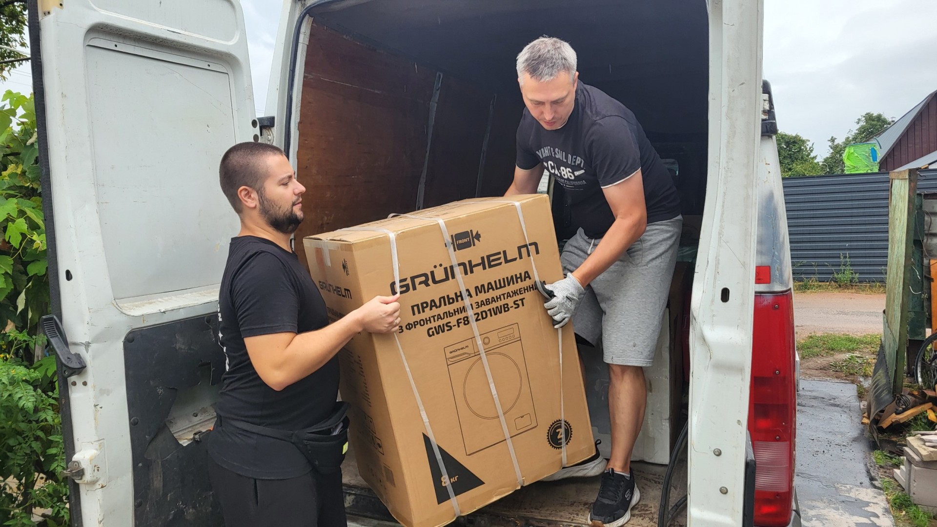 Koinonia and Father’s House team unloading a washing machine in Korosten